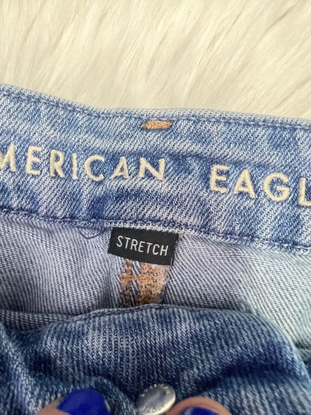 |•AMERICAN EAGLE•| Curvy Mom Jeans Distressed High Rise Light Wash Size 8 - Picture 7 of 9
